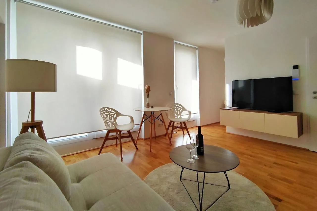Luma Apartment Near Schoenbrunn With Parking Wiedeń